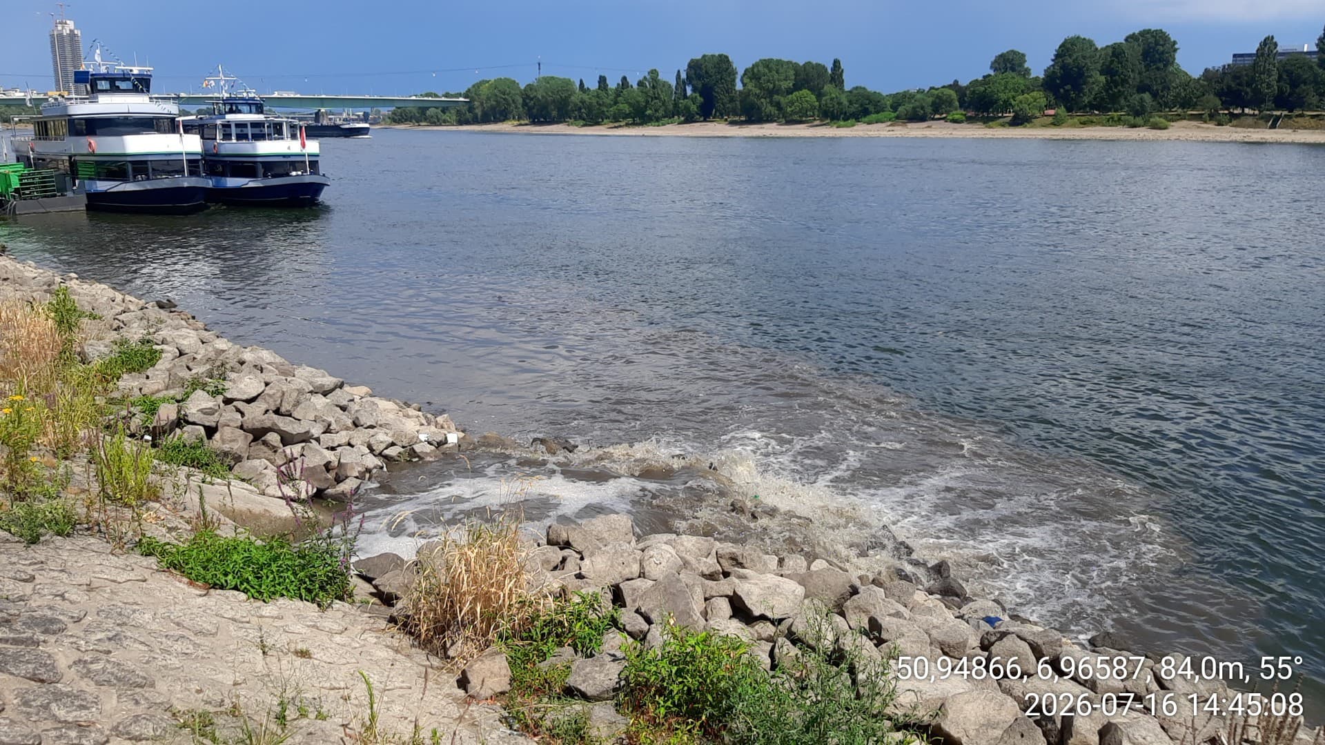 Abwasser im Rhein