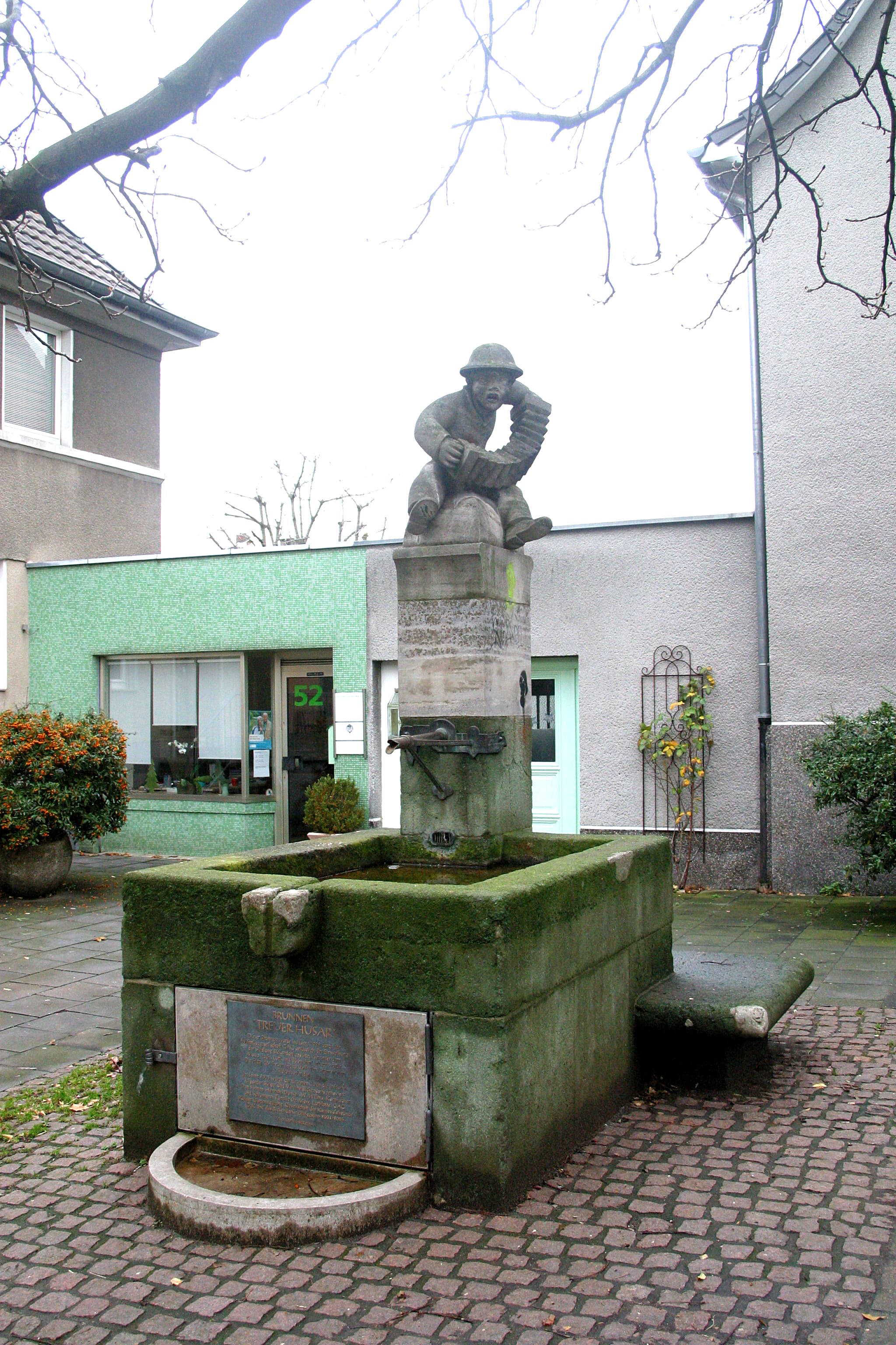 Treue-Husar-Brunnen